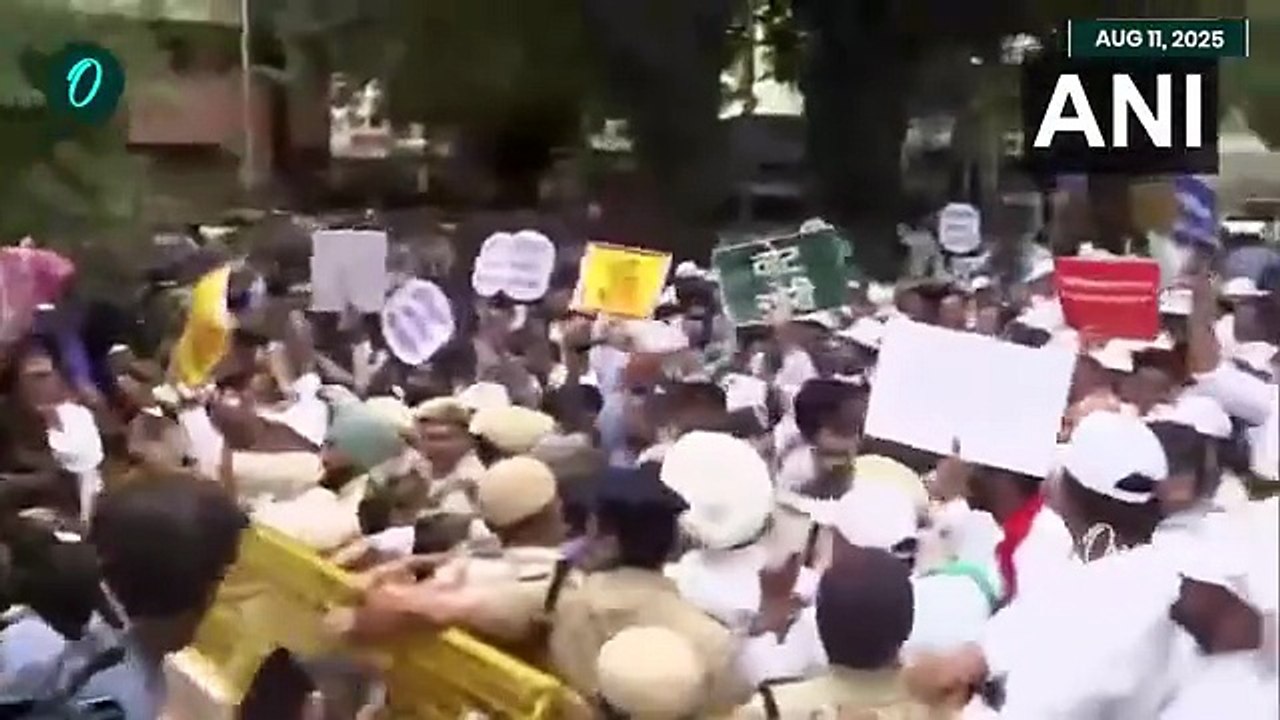 Rahul Gandhi, Priyanka Detained by Police BREAKING INDIA Bloc Protest March to ECI   ECI March - Oneindia News (360p, h264)