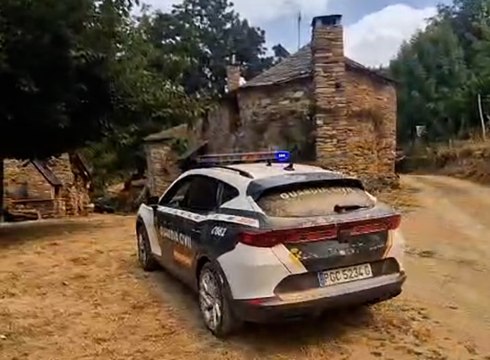 Así desaloja la Guardia Civil a los vecinos afectados por los incendios en León