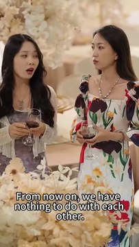 At the engagement party, her fiancé of seven years knelt down to propose in public. Another woman thrust her into the spotlight of public ridicule. Reborn, she watched with indifference as the scumbag abandoned her love. She fought back, living independen