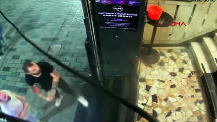 Kıskanç kadın Taksim'de terör estirdi! Sevgilisi dahil 3 kişiyi bıçakladı