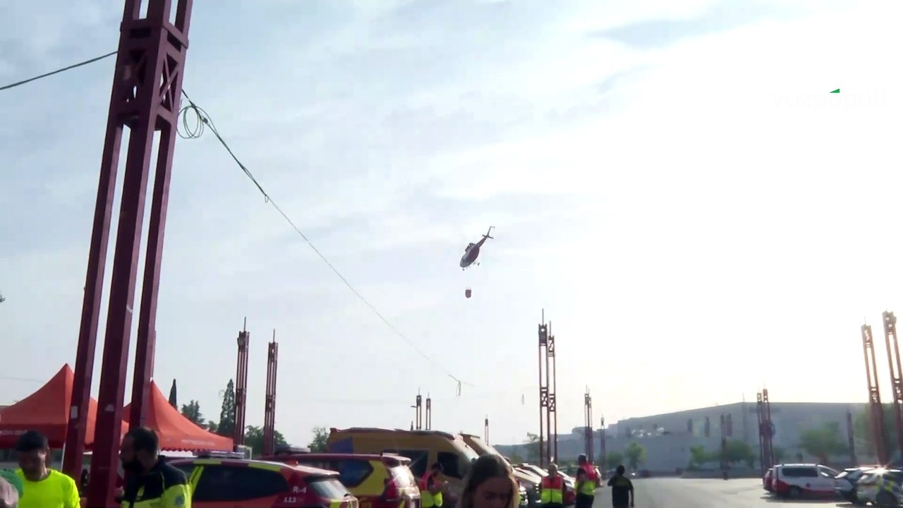Helicóptero recarga agua para combatir el incendio de Tres Cantos (Madrid)