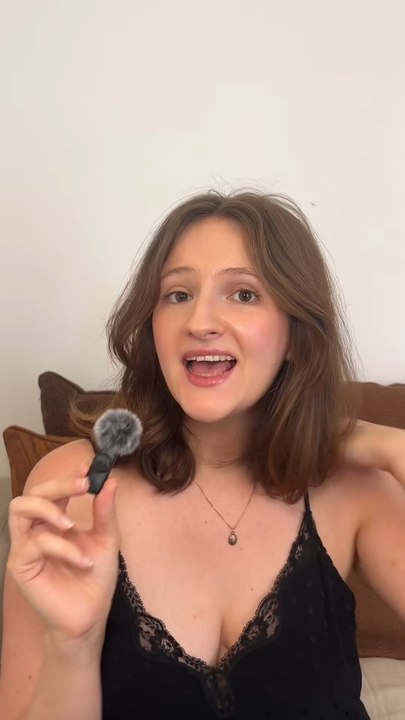 🥄💸 Peut-on devenir riche en mangeant le Wall Street Journal ? L’artiste Pope.L l’a testé… littéralement. 😳Tu ne le connais pas encore ? Il est temps.