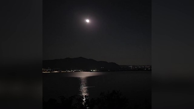 Lo spettacolo della Luna dello Storione sul lago d'Iseo