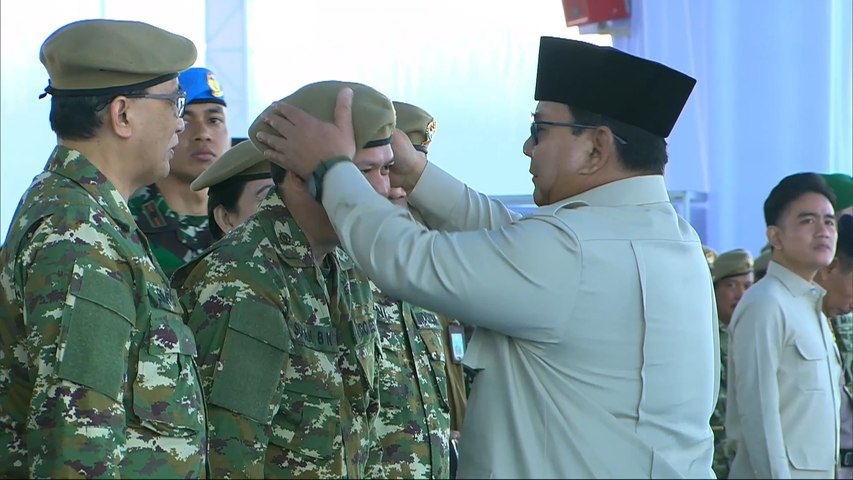 Momen Prabowo Rapikan Baret Cak Imin dan Sultan Najamudin di Upacara Gelar Pasukan