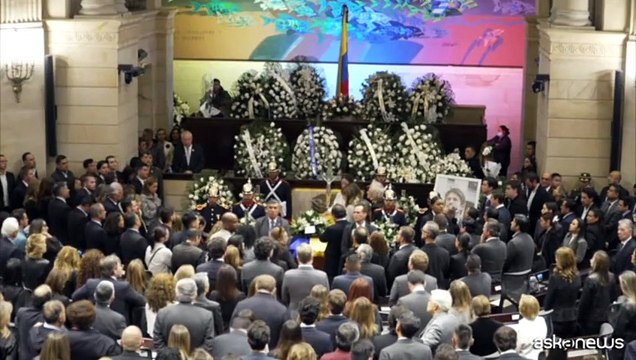 La bara di Uribe avvolta nei colori della bandiera della Colombia