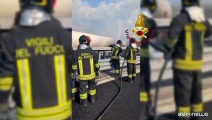 Incendio di un'autocisterna su A1 Milano-Napoli, tratta ancora chiusa