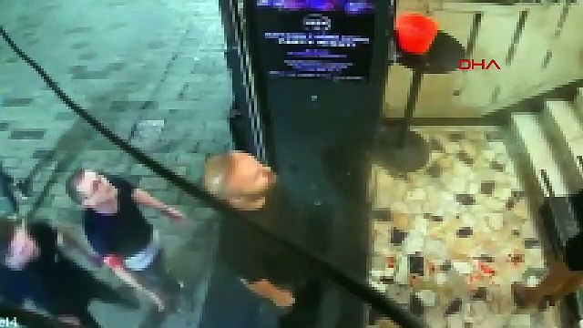 Gece kulübünde kıskançlık krizine giren kadın dehşet saçtı: 3 kişiyi bıçakladı!