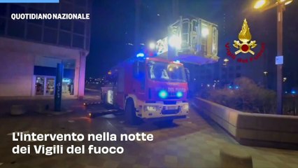 Napoli, incendio al centro direzionale. Un grattacielo a fuoco
