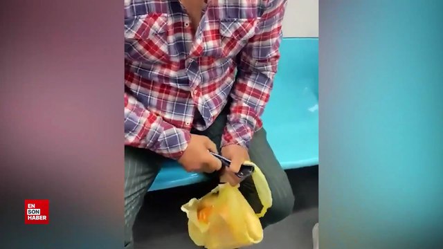 Metroda gizlice kadınların fotoğrafını çeken şahıs, fark edilince telefonunu kırdı