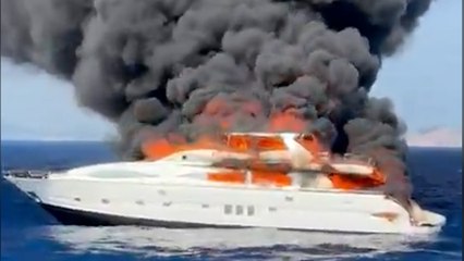 Impactante incendio de un yate frente a Formentera que acabó hundiéndose