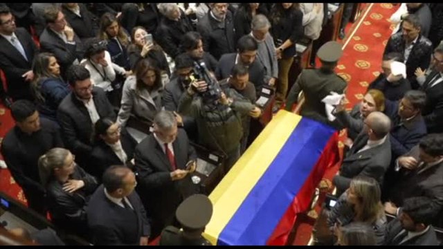 La bara di Uribe avvolta nei colori della bandiera della Colombia