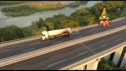 Incendio di un'autocisterna su A1 Milano-Napoli, tratta ancora chiusa