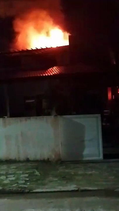 Curto-circuito em fiação elétrica provoca incêndio e correria em Paripueira