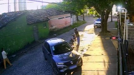 Tentativa de assalto perto de delegacia leva mulher a quase atropelar pai e filho no Cordeiro