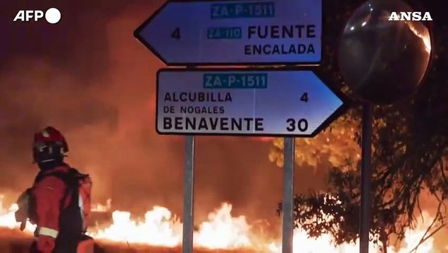 Spagna, i vigili del fuoco combattono gli incendi nel nord-ovest del Paese