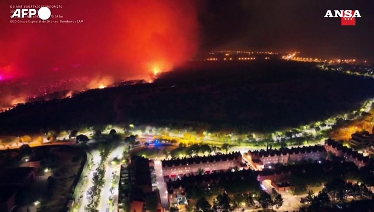 Un incendio boschivo divampa a nord di Madrid, un morto