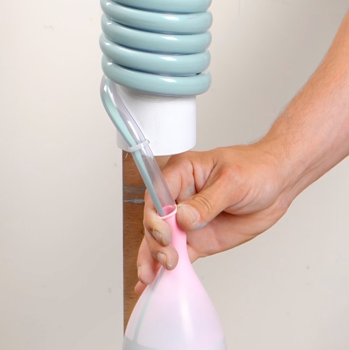 Vous ne croirez pas que cette table époustouflante a commencé avec des ballons ! 🏗️🎈