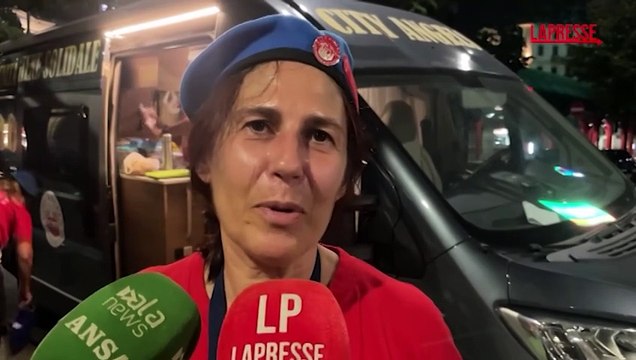 Milano, il camper dei City Angels porta docce e taglia i capelli ai senzatetto