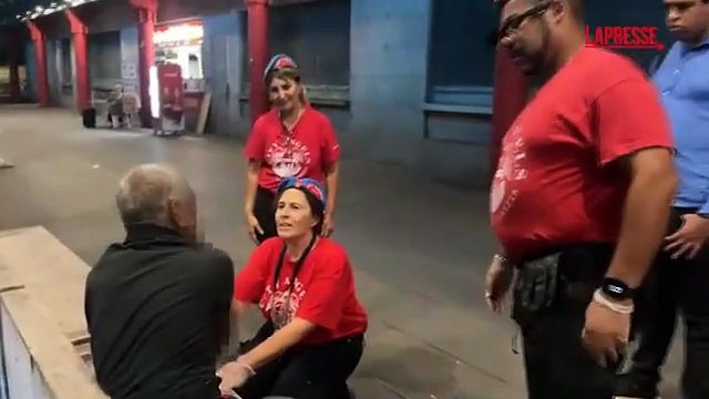 Milano, sul camper dei City Angels docce calde e tagli di capelli gratis ai senzatetto