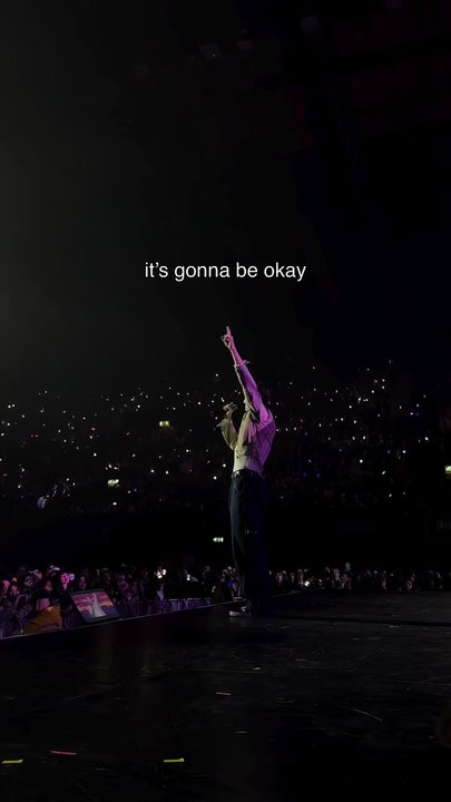 pick up the phone from london! maybe someone in the arena needed to hear this message🥹