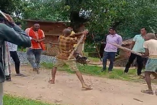 बकरी चोरी के शक में गांव वालों ने 2 युवकों को बेरहमी से पीटा, बरसाते रहे लाठी-डंडे