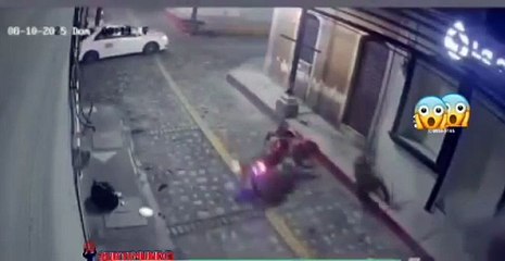 Graban cuando motociclista sufre accidente en Copán