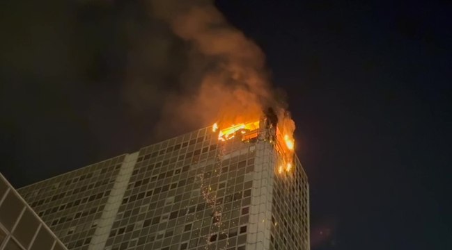 Napoli, incendio nella notte al Centro Direzionale: fiamme agli ultimi piani di un grattacielo (12.08.25)
