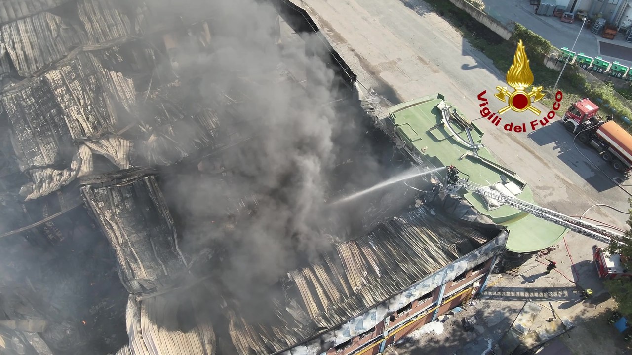 Fano, maxi incendio alla Carbon Line: nube tossica e danni ingenti (12.08.25)