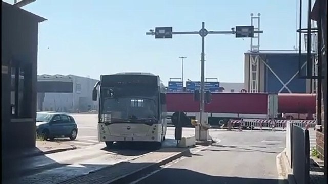 Livorno, coppia di turisti travolta da pullman in porto: la donna ? morta, le immagini dal luogo della tragedia