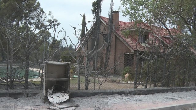 Destrozos en viviendas y en vehículos em Tres Cantos (Madrid) como consecuencia del incendio