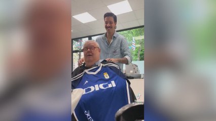Un barbero de Gijón pone a sus clientes una sábana del Oviedo por sorpresa: la reacción este hombre es demasiado...