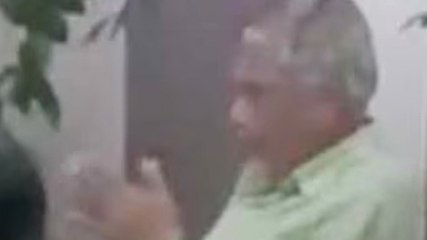 बेटे ने पिता को मारे थप्पड़, वीडियो वायरल