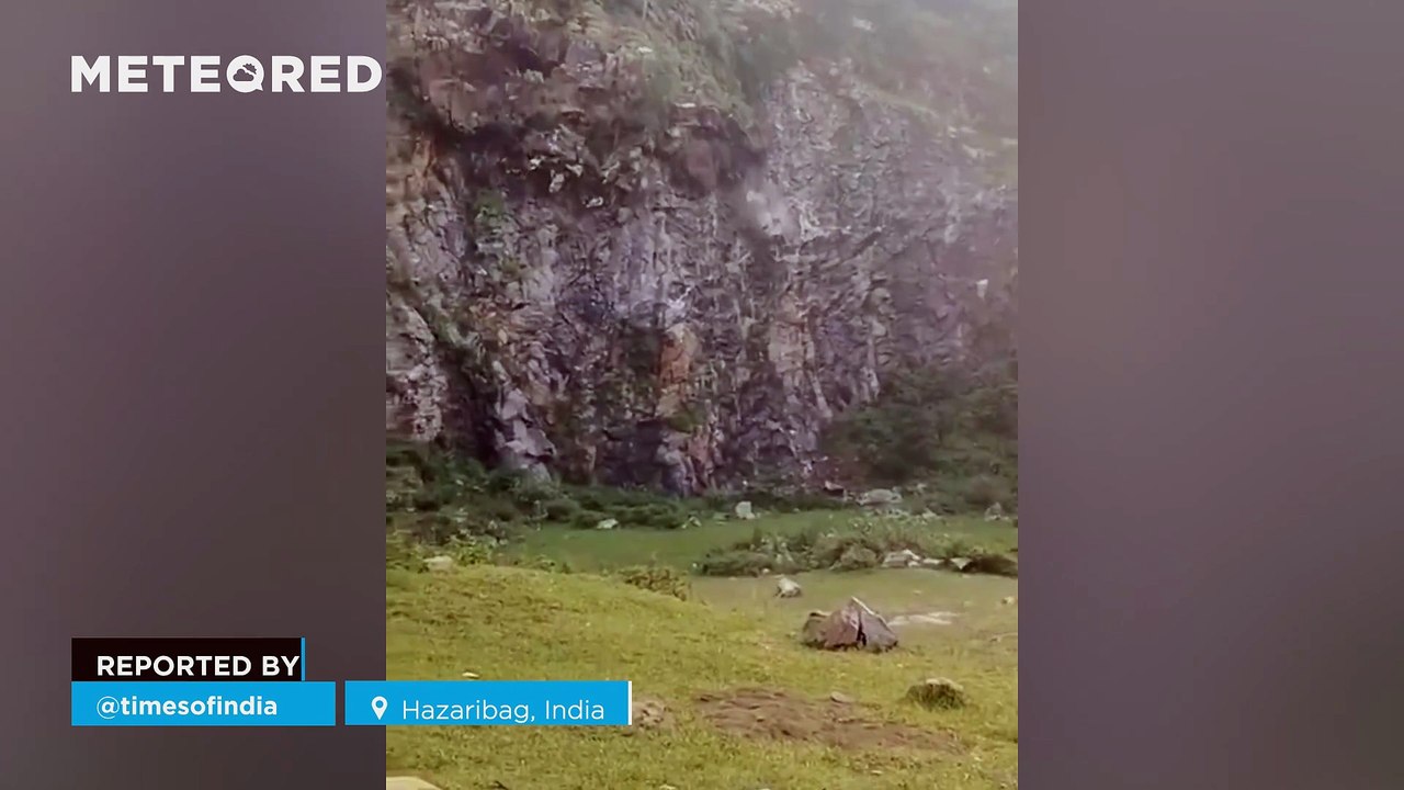 A hill collapses in Hazaribag, India! The hillside gave way after heavy rains, causing panic among residents