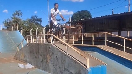 Cyclist tries safe approach to get down to the ground but comically falls