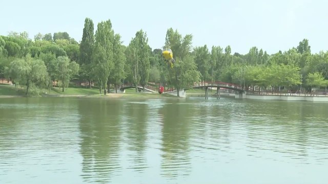 Tormenta y fuertes vientos llegan a Tres Cantos (Madrid) donde el incendio permanece activo