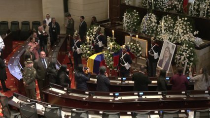 Los colombianos lloran la muerte del senador Uribe en el velatorio del Congreso.