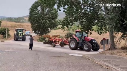 Voluntarios para hacer cortafuegos a su paso por Altobar de la Encomienda hacia La Nora del Río