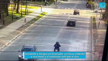 Accidente y milagro en Ensenada: un Focus embistió a una moto y el conductor voló por el aire