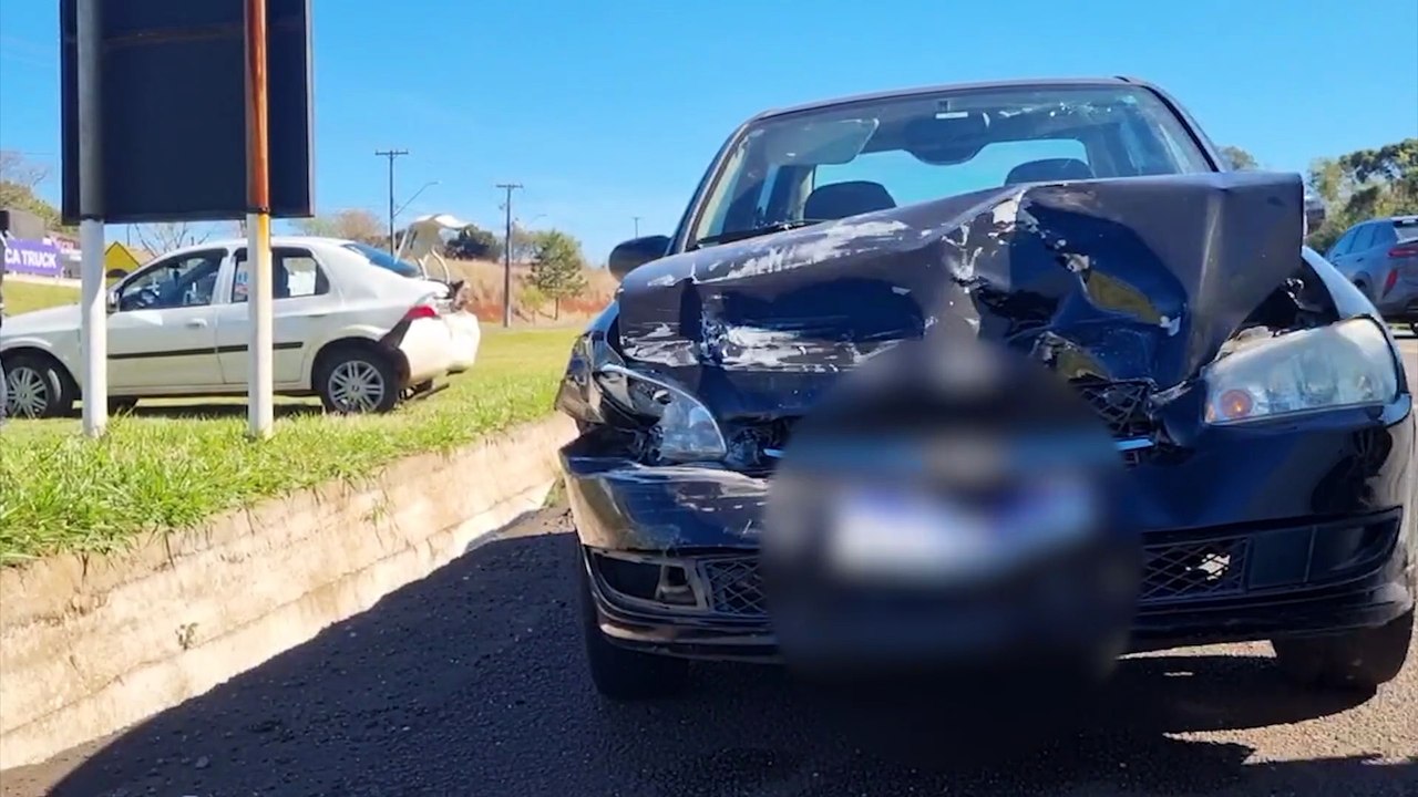 Prisma fica com a traseira destruída em acidente na BR-277 em Cascavel