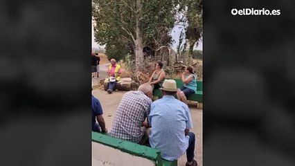 Vecinos en Altobar de la Encomienda esperando el desalojo de la localidad
