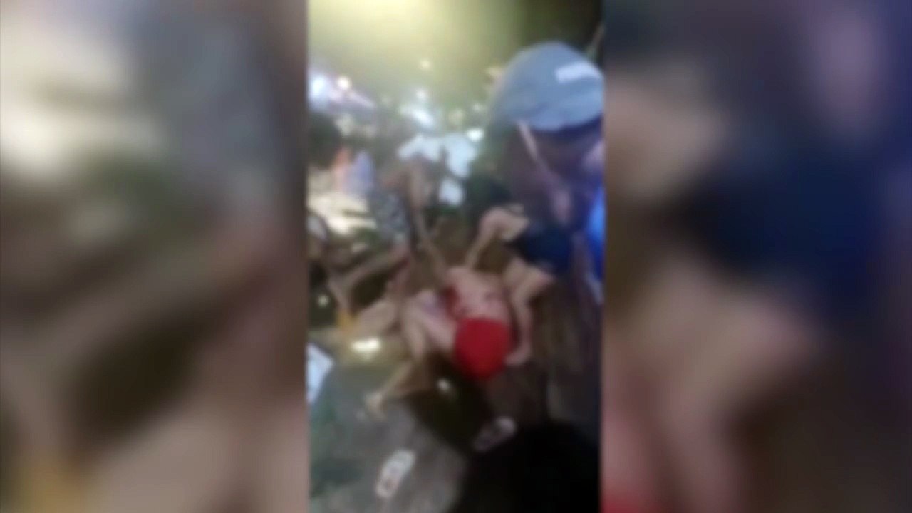 Veja vídeo: Mulheres brigam no meio da chuva e mostram mais do que deveriam