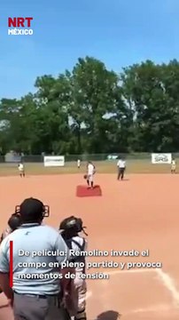 Lo que parecía un día normal de béisbol terminó en un episodio insólito cuando un remolino invadió el campo durante un partido de ligas menores en Nueva York. Entre gritos y risas nerviosas, los menores corrieron a refugiarse mientras el fenómeno se disip