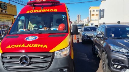 Moto bate na traseira de caminhonete e motociclista fica ferida no Centro