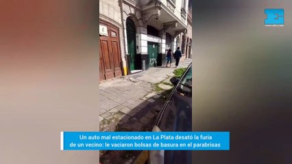Un auto mal estacionado en La Plata desató la furia de un vecino: le vaciaron bolsas de basura en el parabrisas