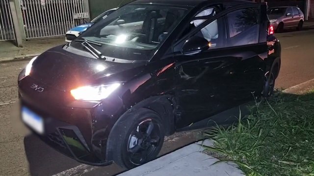 Fiorino e BYD se envolvem em acidente na Avenida das Torres, no Bairro Parque Verde