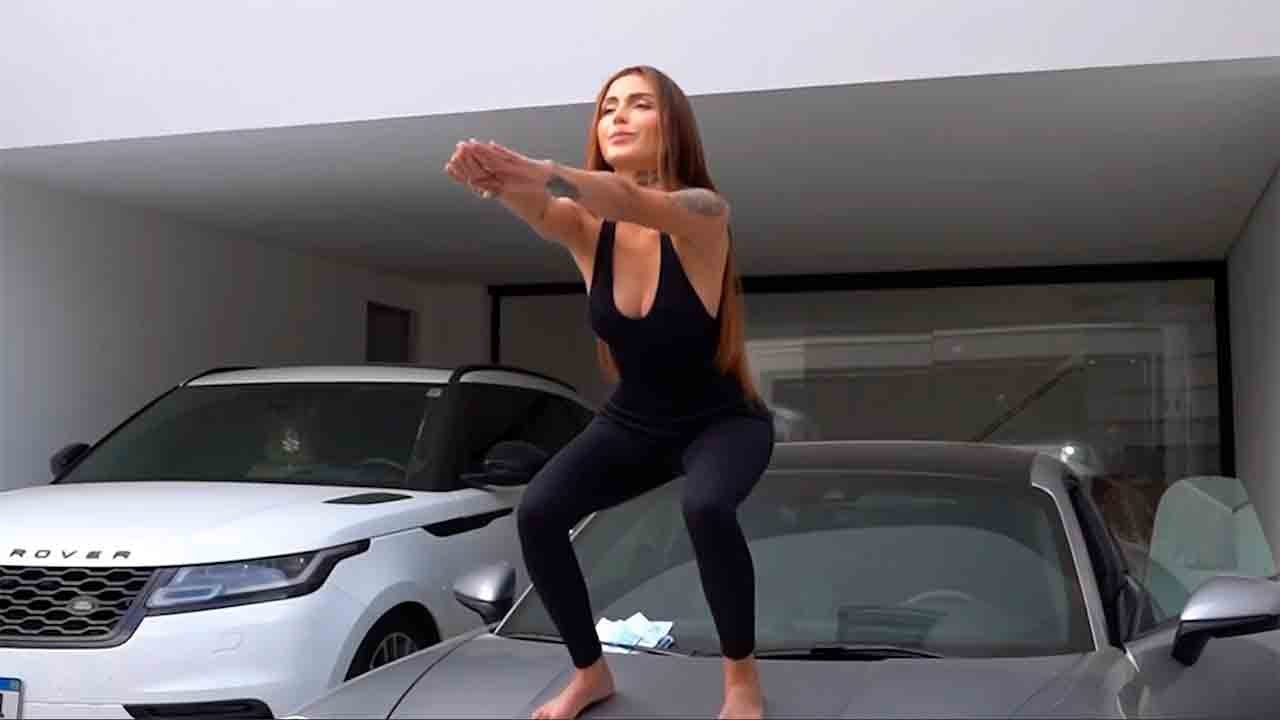 🚨 信じられない！インフルエンサーのフェルナンダ・カンポスが、なんと20万ドル超のポルシェ9...