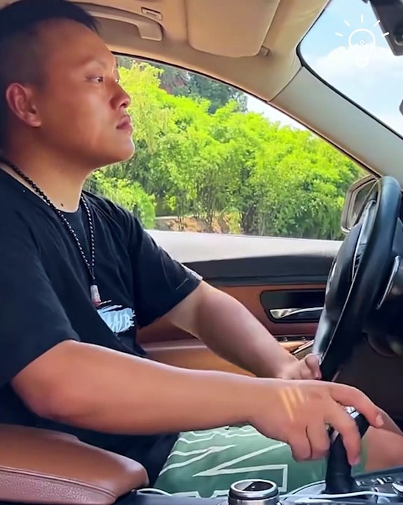 Skillful drivers masterfully handle tricky situations! 😮🚘