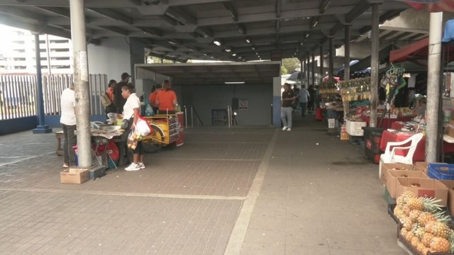 Buhoneros de la 5 de Mayo rechazan reubicación y denuncian mal estado del nuevo centro asignado