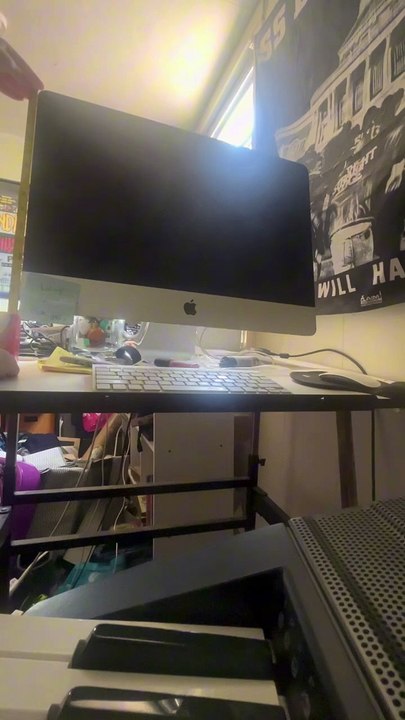 I'm measuring the iMac ï¿¼