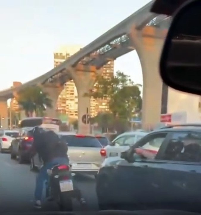 VÍDEO: Vítima reage a assalto, toma arma do ladrão e atira contra ele